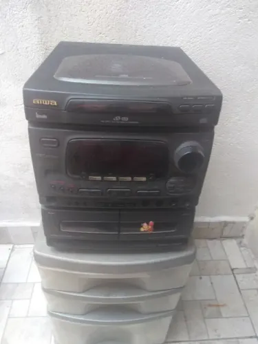 Som três em um Aiwa com duas caixas de som
