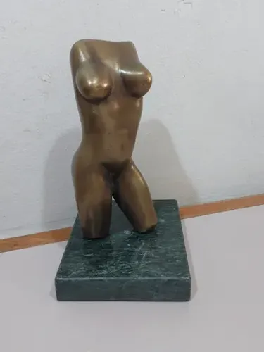 Escultura feminina mulher em bronze estilizada