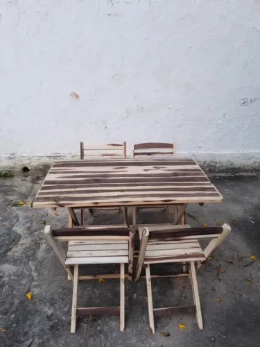 Conjunto dobrável 120x70 com 4 cadeiras 