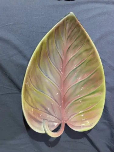 Prato de porcelana em forma de folha