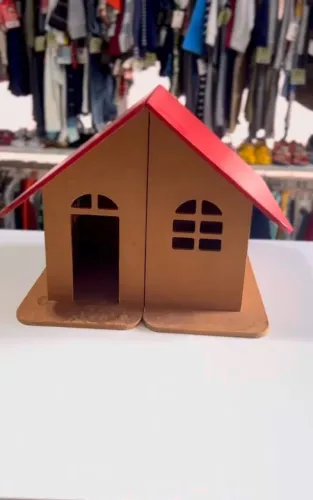 Casinha de boneca de madeira 