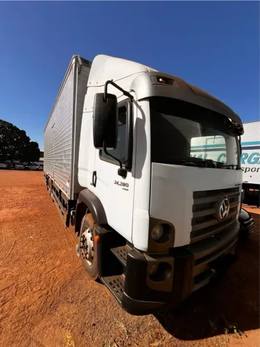 Caminhão 24-280 baú ano 2018
