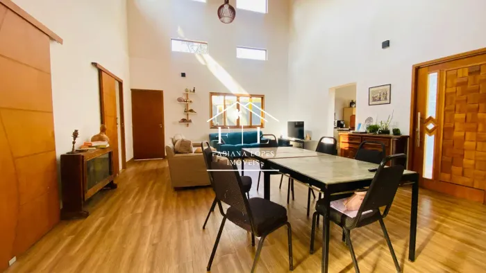 Uma forma bela e tranquila de morar! Casa ampla, cercada por muito verde, em condomínio em