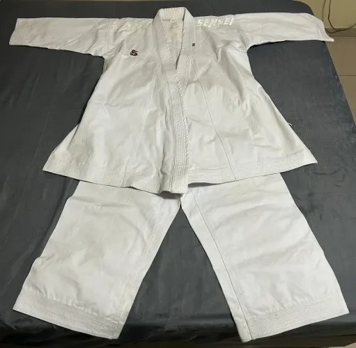 KIMONO DE KATA SENSEI - SEMI-NOVO | USADO POUQUÍSSIMAS VEZES (APENAS EM COMPETIÇÕES)