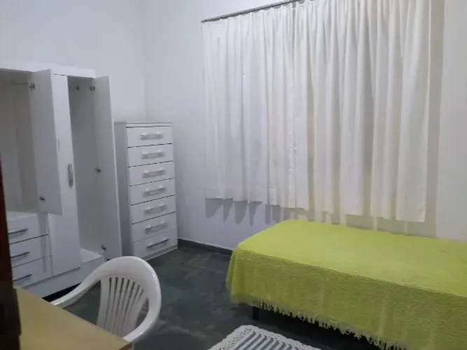 Suíte mobiliada individual para profissionais.