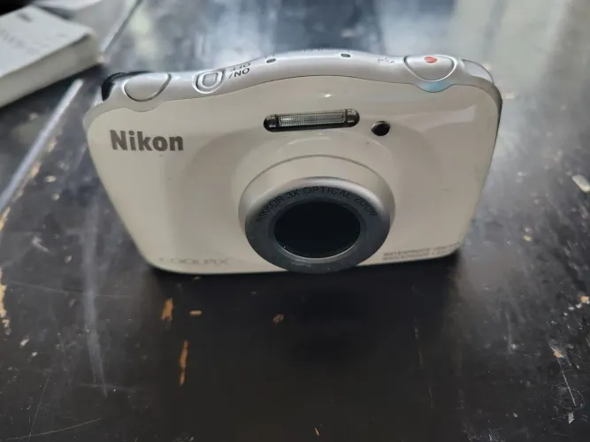 Câmera Nikon branca a prova d'água 