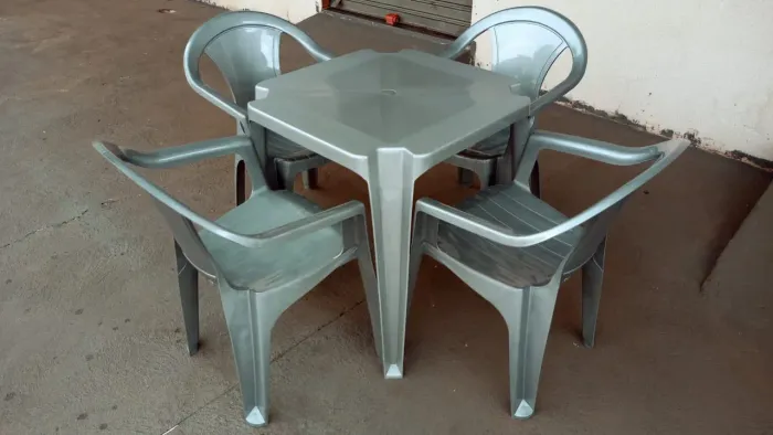 Jogo de mesa e cadeiras de plástico cor Inox! A única que tem 6 anos de garantia 