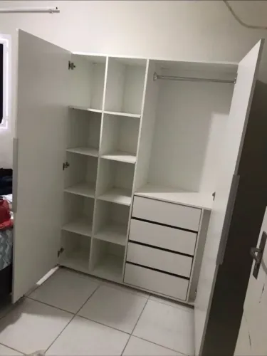 Guarda-Roupa Branco com Gavetas e Prateleiras