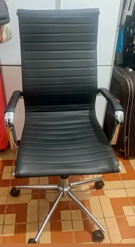 Baixei !!! Cadeira de escritório couro semi nova