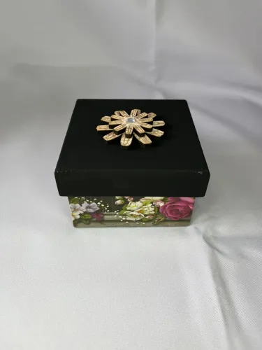 Caixa em MDF Tampa de Sapato 9x9x5,5 Preta com Flores e Aplique em MDF