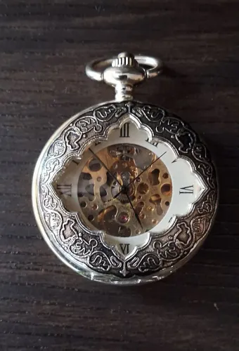 Relógio de bolso antigo a corda
