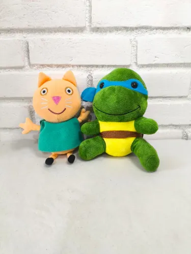 Lote com 2 bonecos de pelúcia tartarugas ninja e gatinha Candy Peppa Pig 