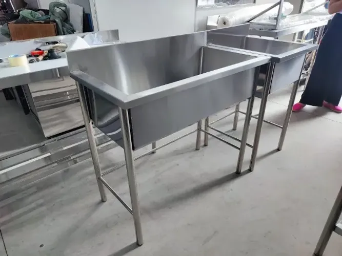 Tanque inox com pés tubulares para uso em lavanderias e cozinhas