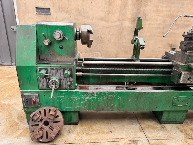 Torno Mecânico DT 650 por 2200 entre pontos barramento em bom estado