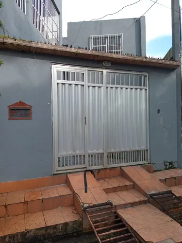 Casa 2/4 em condomínio.