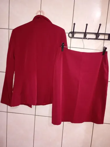 Conjunto de saia e blazer vermelho