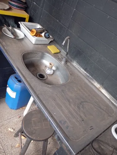 Vende-se Pia de Cozinha 0,70Mx0,40CM C/Torneira, Sifão e  Mangueira.