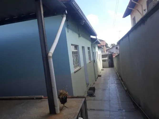 Casa com dois quartos grandes 01 vaga perto metro Floramar