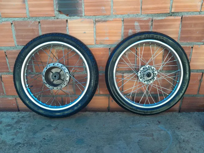 Par de rodas raiadas completas