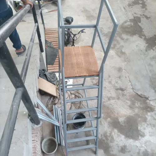 Escada de metal para reposição de mercadorias 