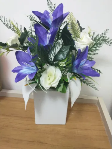 Lindo vaso com flores artificiais