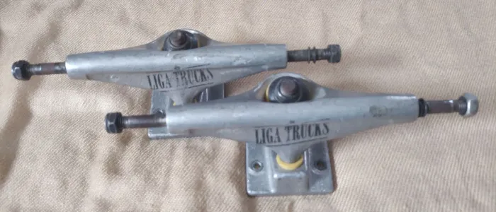 Trucks Liga usado pouco e roda Black ship nova .