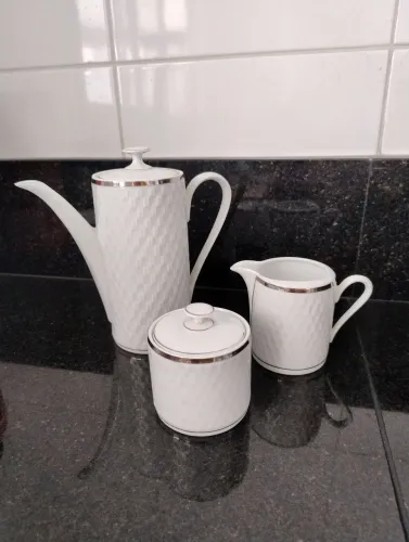 Anos 70 Bule , açucareiro e leiteira porcelana real