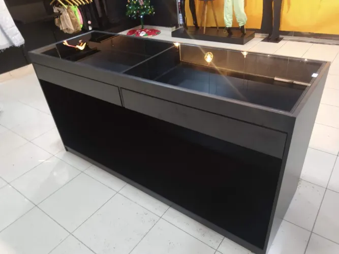 Mesa de centro loja celular roupas 