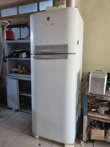 Vende se geladeira