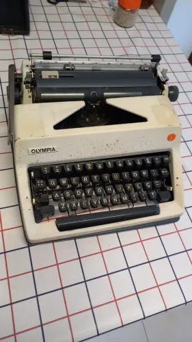 Máquina de Escrever Olympia com Case Rígido