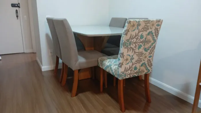 Mesa de Jantar Castor + 5 Cadeiras (Laca, Vidro e Estofado Impermeabilizado)