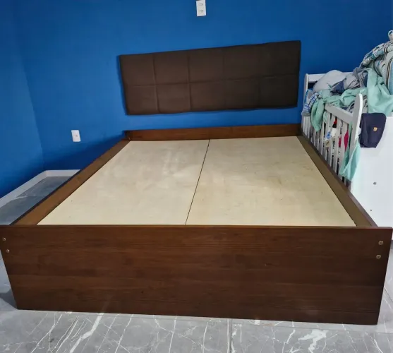 Cama Queen de madeira maciça 