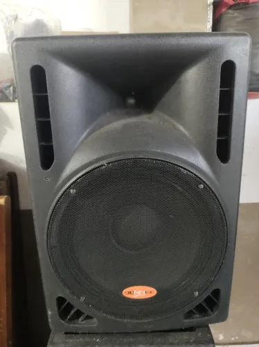 Caixa Ativa Donner 300+300w funcionando perfeitamente com saída para outra caixa passiva.