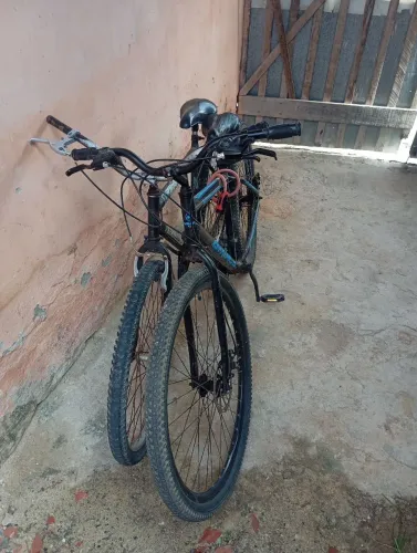 Vende-se bicicleta no precinho, 700 reais leva as duas uma aro 29 com documento e aro 26