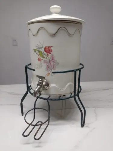 RECIPIENTE DE PORCELANA COM SUPORTE DE FERRO - ORIGEM FAZENDA HISTÓRICA PETRÓPOLIS