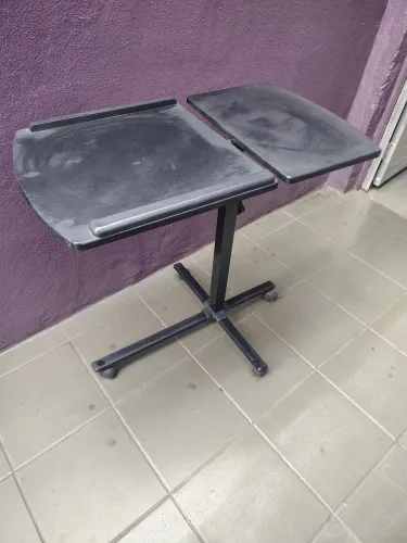 Mesa para notebook um lado fixo e outro lado com ajuste de inclinação