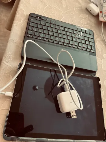 Ipad de 5ª geração 2017 32 GB Wi-Fi com capa e teclado