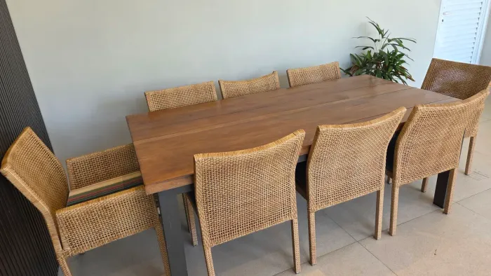 Mesa de madeira com cadeiras
