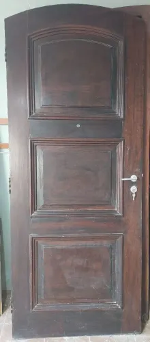 Porta de madeira maciça