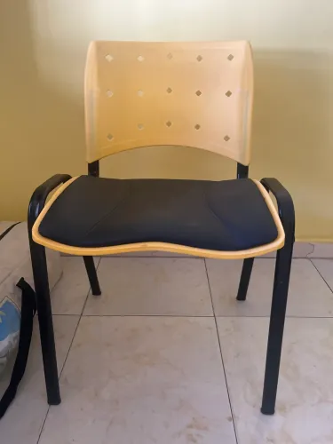 Cadeira de plástico acolchoada