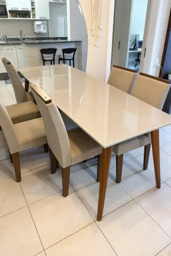 Mesa de jantar tampo de vidro off-white + 4 cadeiras estofadas suede bege