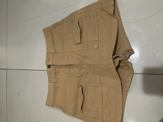 Saia/shorts cargo bege 