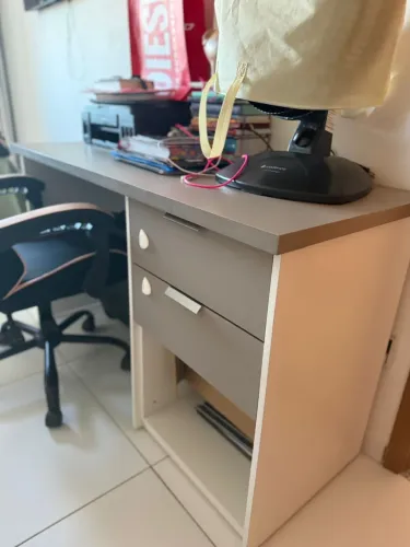 Mesa de estudo/ escrivaninha
