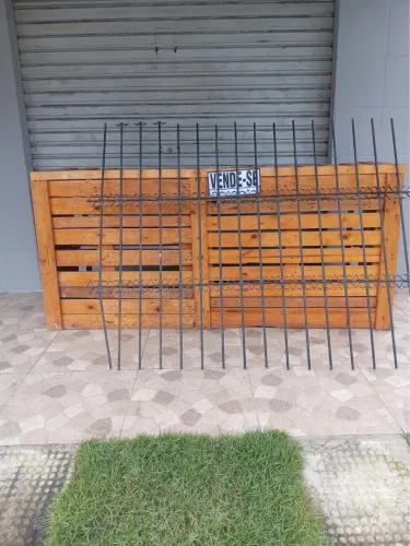 Balcão e grade de ferro