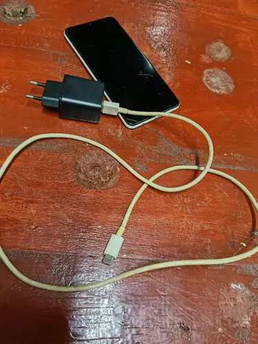 Samsung Galaxy A12 com carregador de 240 W, defeito do celular carrega só no modo desligad