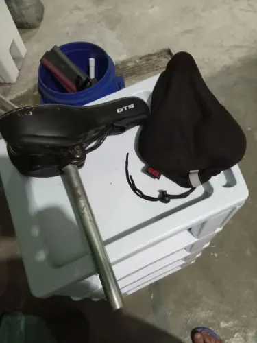 Vendo banco vazado e capa de GEL para bike em bom estado! Retirar no solemar praia grande!