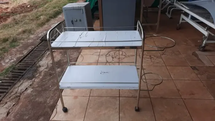 Carrinho de Serviço em inox 02 Bandejas 0,80x0,40 cm e rodinhas semi novo
