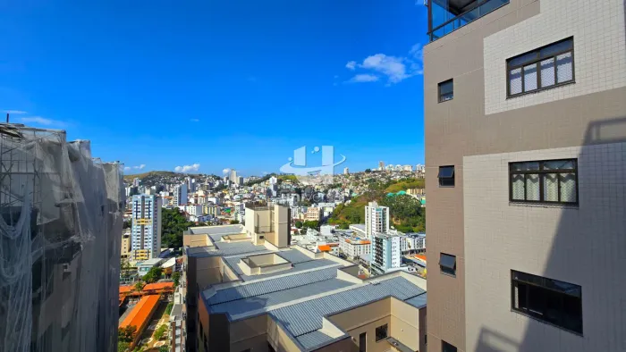 Apartamento 2 Quartos com Varanda em Excelente Localização