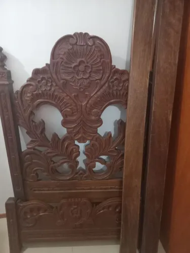 Cama solteirão antiga