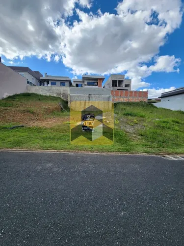 Terreno plano de 300 m2( 12 x 25 m) em Condomínio Fechado no Parque Tingui